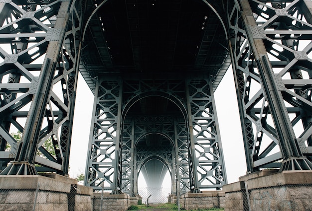 Debajo del plano del puente de Brooklyn en Nueva York