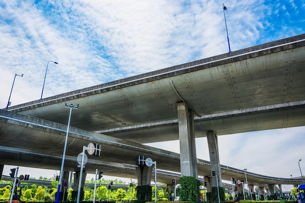 Foto gratuita por debajo del viaducto de la ciudad