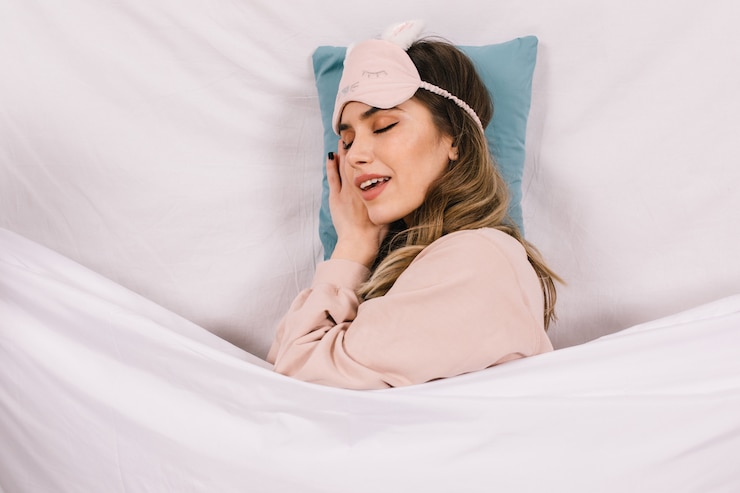 Foto gratuito debonair joven durmiendo en la cama