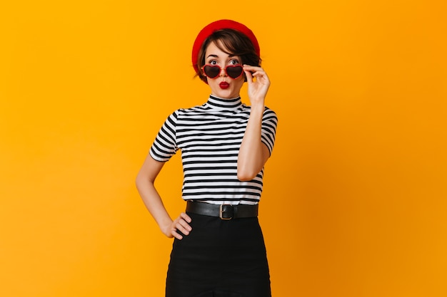 Debonair mujer francesa con gafas de sol en forma de corazón