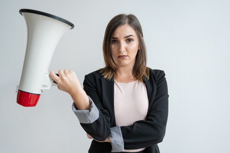 Foto gratuito decepcionado joven mujer caucásica con megáfono