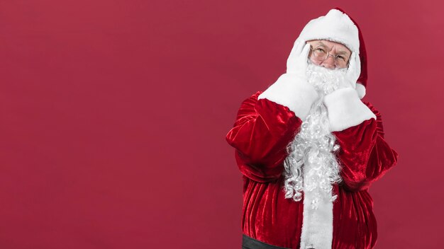 Decepcionado Santa Claus en sombrero con las manos en la cabeza