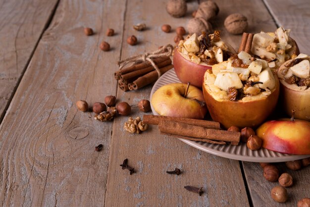 Decoración de alto ángulo con manzanas sobre fondo de madera