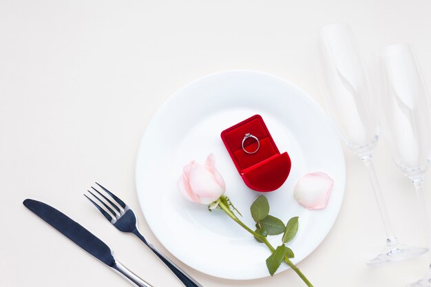 Decoración con anillo de compromiso en caja roja.