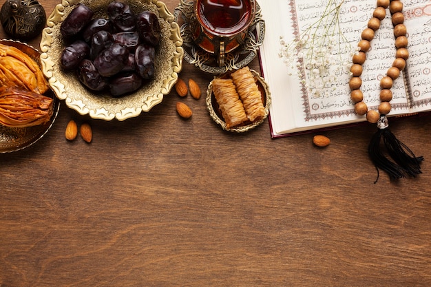 Decoración de año nuevo islámico con comida tradicional y fechas.