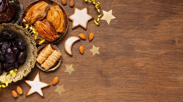 Decoración de año nuevo islámico con comida tradicional y galletas.