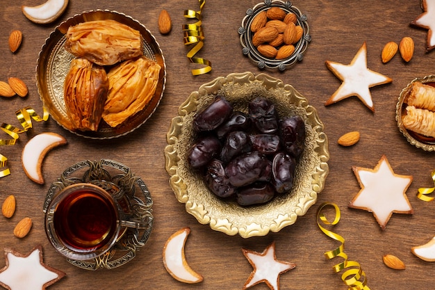 Decoración de año nuevo islámico con comida tradicional y té.