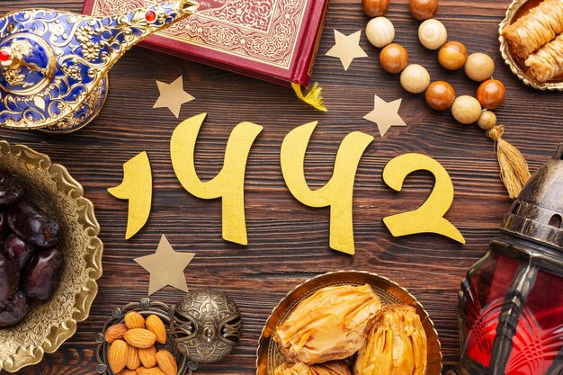 Decoración de año nuevo islámico con corán y cuentas de oración.