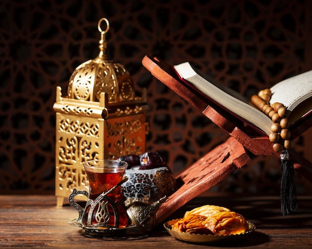Decoración de año nuevo islámico con linterna y corán.