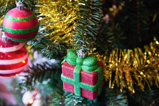 Decoración del árbol de Navidad - año nuevo concepto de celebración de Navidad