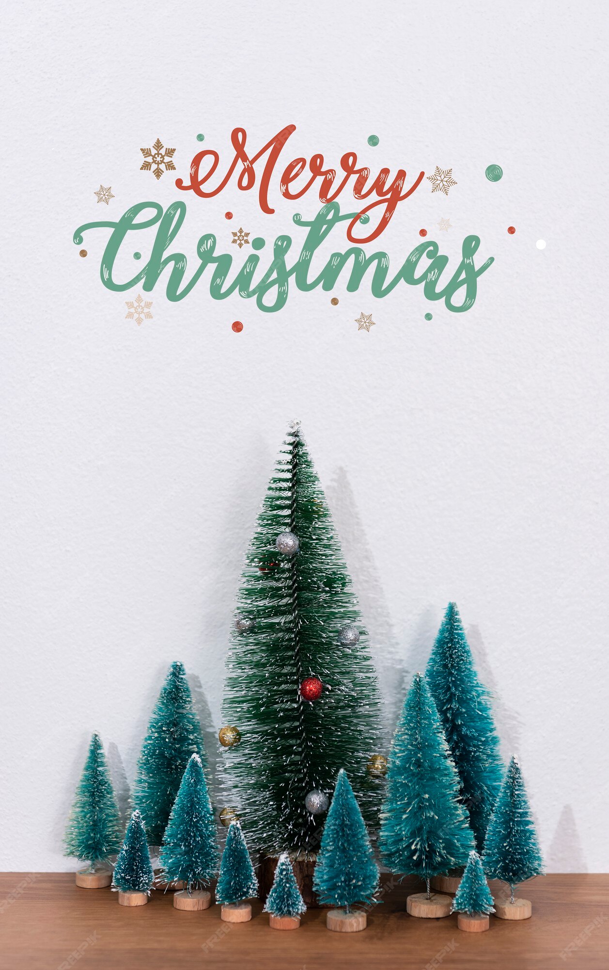 Decoración del árbol de navidad y texto feliz navidad sobre fondo de pared | Foto Gratis Decoración del árbol de navidad y texto feliz navidad sobre fondo de pared | Foto Gratis