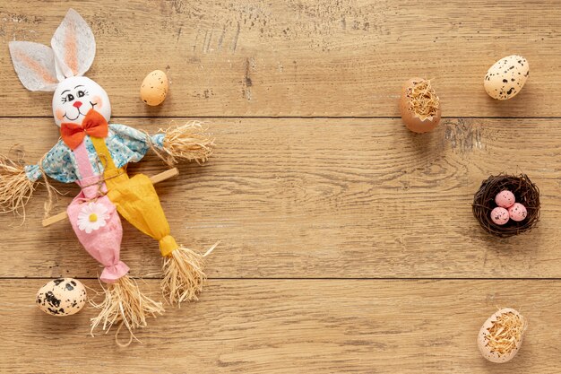 Decoración artística del conejo junto a los huevos de pascua