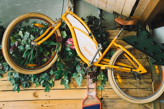 Decoración de bicicleta en superficie de madera