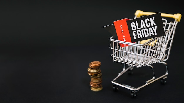 Decoración de black friday con monedas y carro