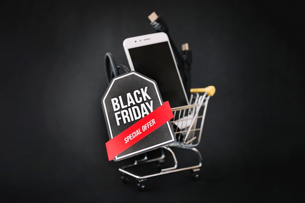 Decoración de black friday con smartphone en carro y etiqueta