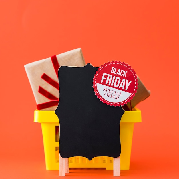 Decoración de black friday con tabla y cesta