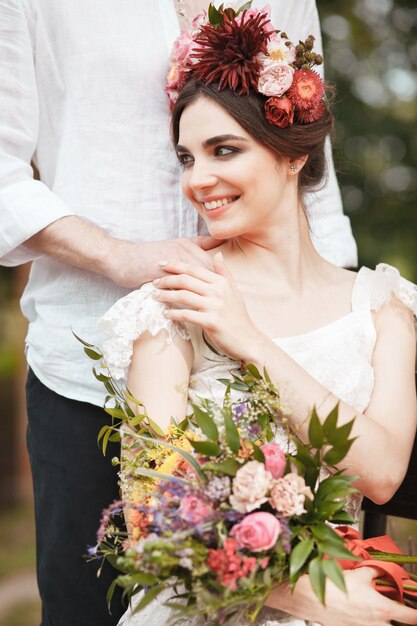 Decoración de boda al estilo boho, arreglo floral, mesa decorada en el jardín.