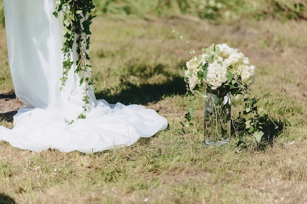 Decoración de bodas, flores y diseño floral en el banquete y ceremonia.