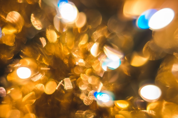 Foto gratuito decoración de bolas de oro para navidad sin enfoque