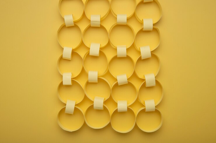 Foto gratuito decoración de cadenas de papel de naturaleza muerta