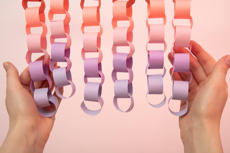 Foto gratuito decoración de cadenas de papel de naturaleza muerta