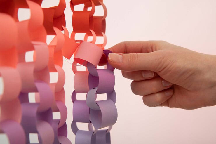 Foto gratuito decoración de cadenas de papel de naturaleza muerta