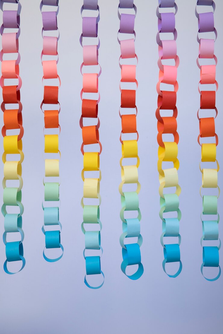Foto gratuito decoración de cadenas de papel de naturaleza muerta