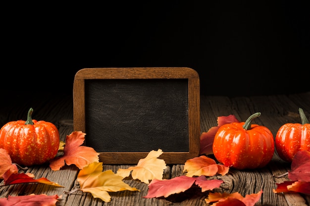 Decoración de calabazas y hojas de otoño.