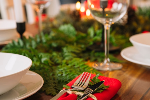 Foto gratuita decoración para cena de navidad con vaso de vino