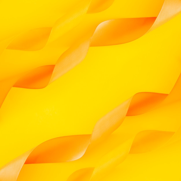 Decoración de cintas rizadas sobre fondo amarillo