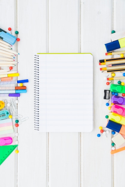 Decoración de colegio con libreta en medio de bolígrafos