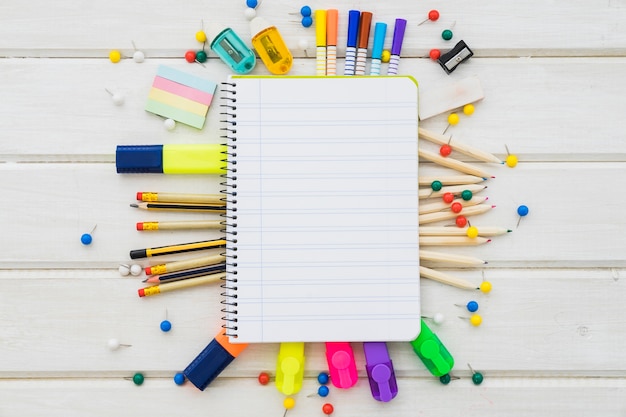 Decoración de colegio con libreta en superficie de madera