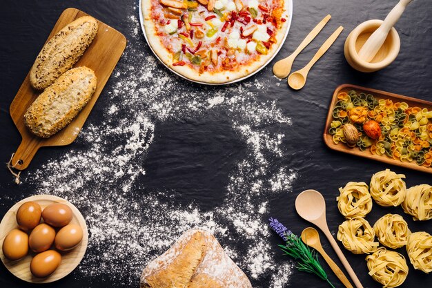 Decoración de comida italiana con espacio en medio