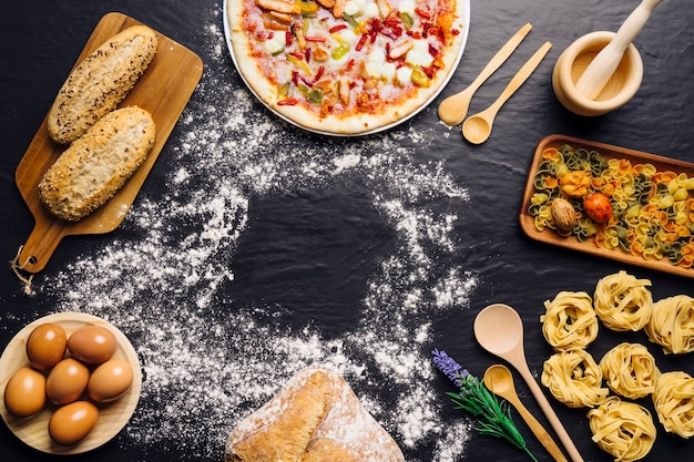 Decoración de comida italiana con espacio en medio