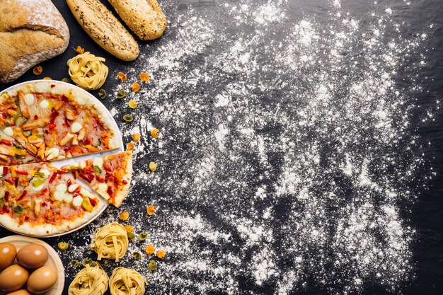 Decoración de comida italiana con harina y espacio a la derecha