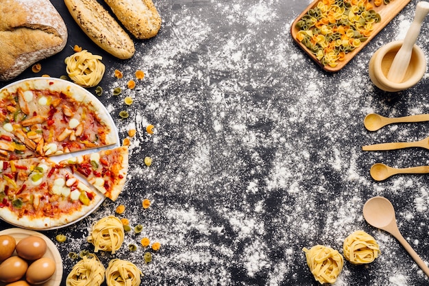 Foto gratuita decoración de comida italiana con harina y espacio en medio