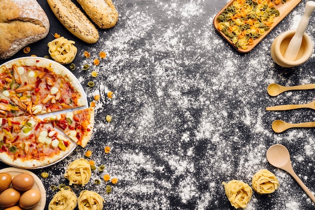Decoración de comida italiana con harina y espacio en medio