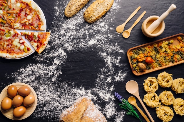Decoración de comida italiana con harina en medio