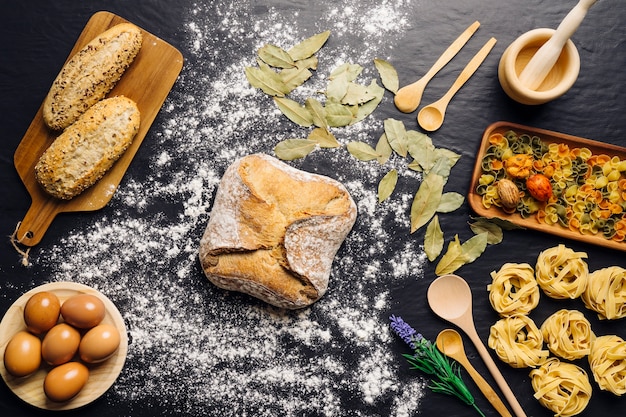 Decoración de comida italiana con pan en medio