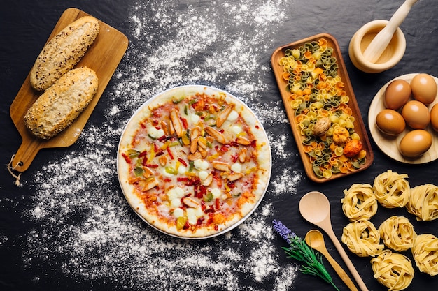 Decoración de comida italiana con pizza, pan y pasta