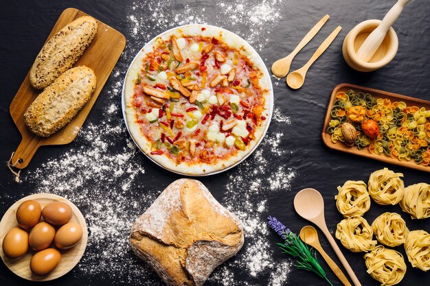 Decoración de comida italiana con pizza y pan