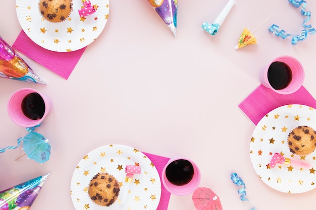 Decoración de cumpleaños con artículos femeninos y espacio de copia