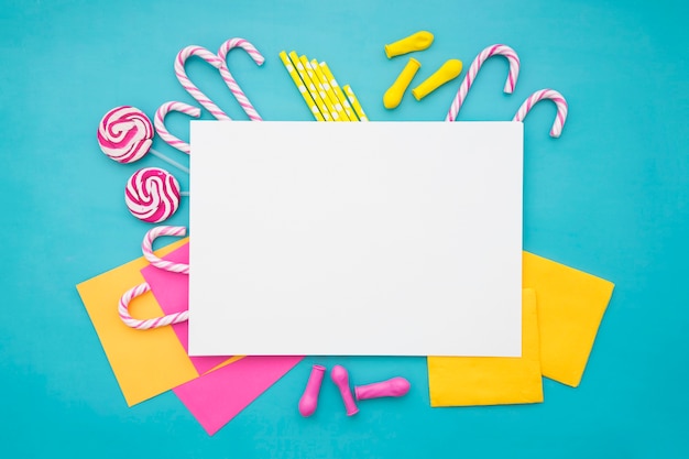 Decoración de cumpleaños con hoja de papel en blanco