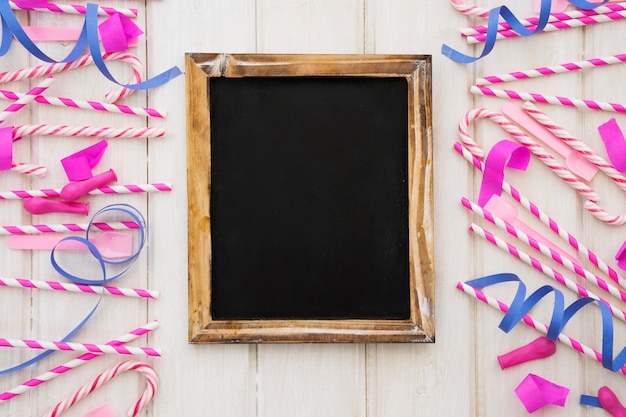 Decoración de cumpleaños con pizarra y bastones de caramelo