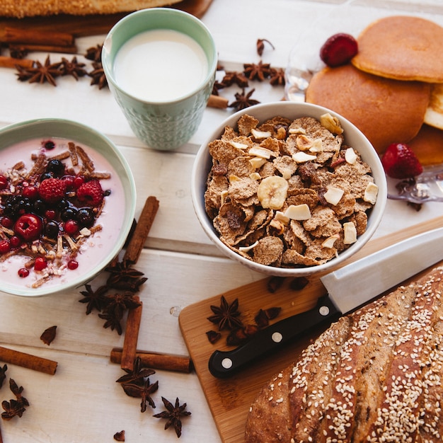 Foto gratuita decoración deliciosa de desayuno con cereales