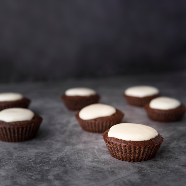 Decoración con deliciosos cupcakes y fondo de estuco