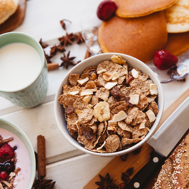 Decoración de desayuno con cereales y leche