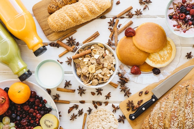 Decoración de desayuno con cereales y leche