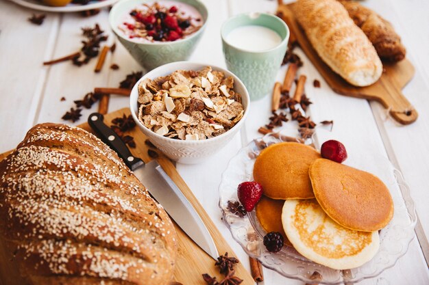 Decoración de desayuno con pan y cereales