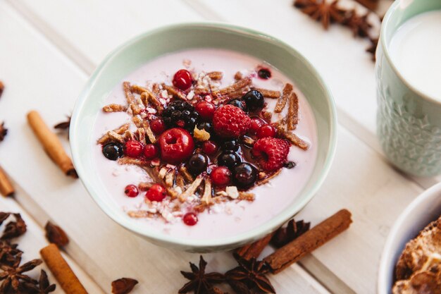 Decoración de desayuno con yogur de frutas